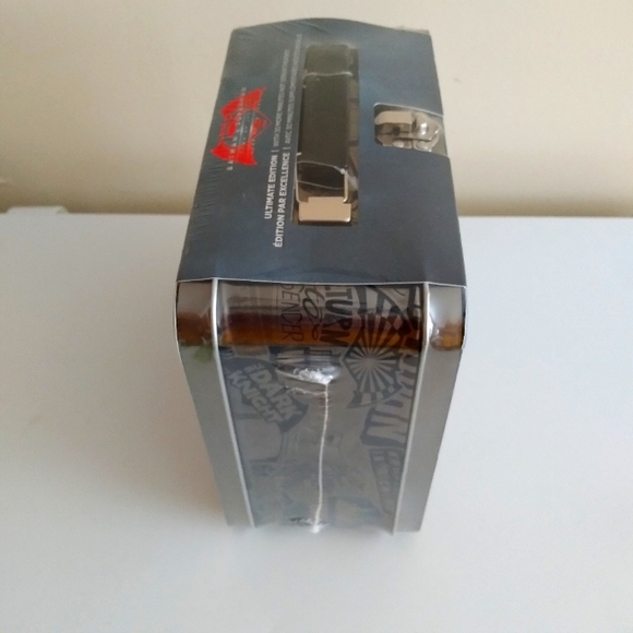 Batman VS Superman DVD, Blu-ray, Digital HD Special Edition Metal Lunch Box! - Picture 3 of 8